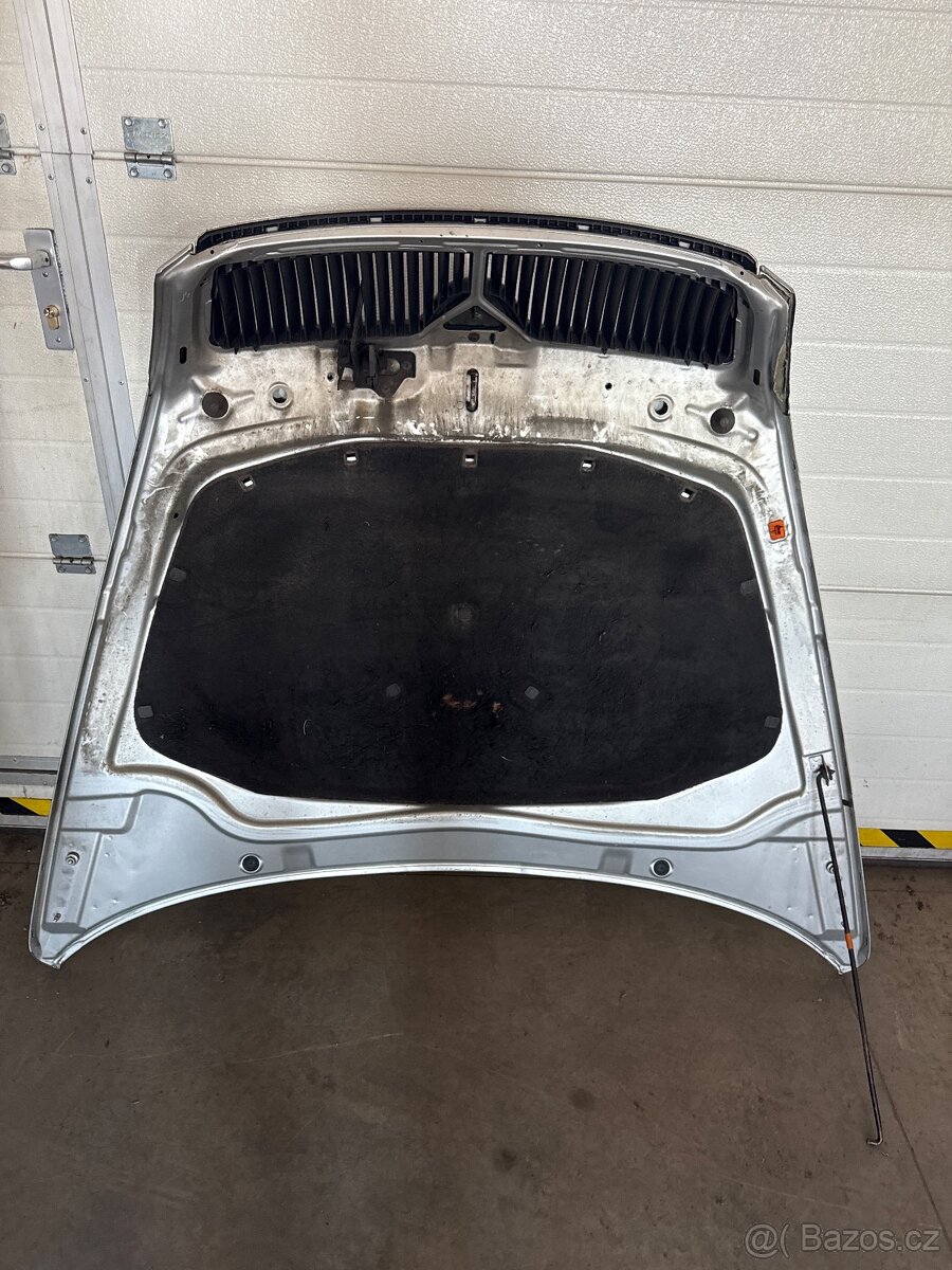 Škoda Octavia 2 přední kapota - 3