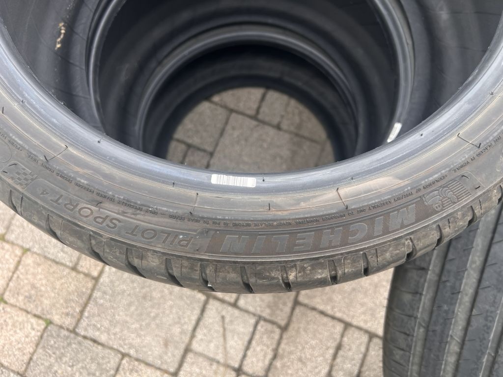 Michelin Pilot Sport 4 235/40 R18 - 3