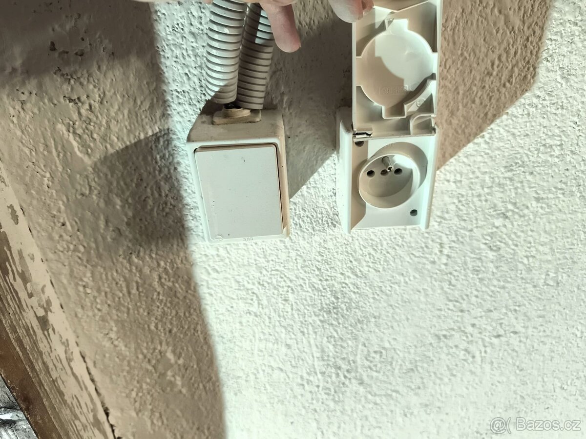 Pronájem 2garáž + elektřina - 3