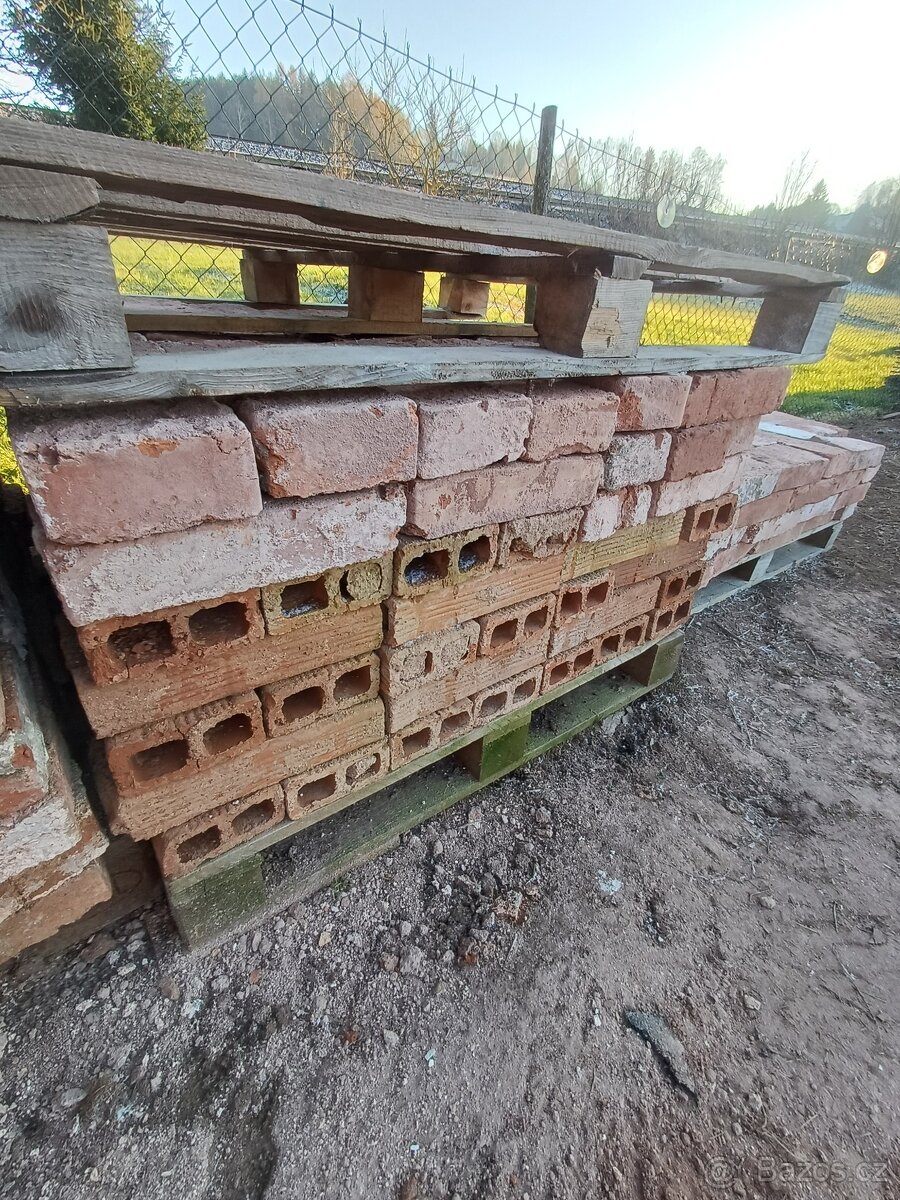 Pálené cihly očištěné 7Kč/kus - celkem cca 1000 kusů - 3