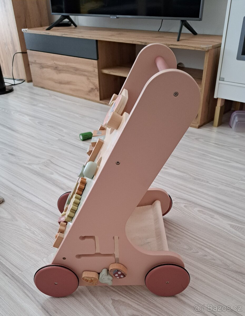 Dřevěné chodítko pro holčičku. - 3