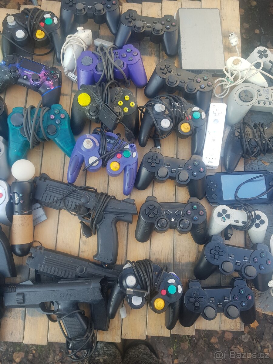 Konzole a ovladače na náhradní díly..ps2,Xbox - 3