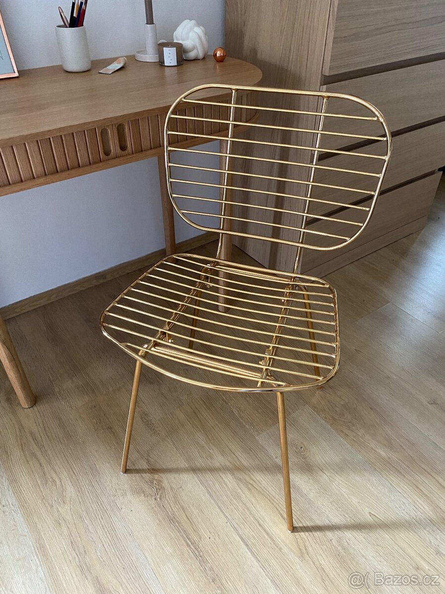 Zlatý set z westwing. Židle, vitrína, stolek, noční stolek - 3