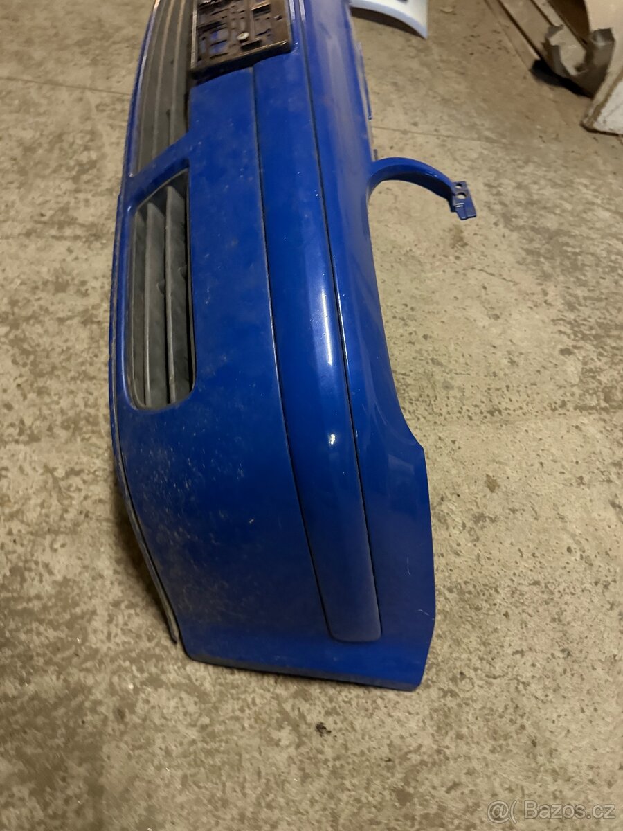 Přední nárazník VW Golf IV Modrý - 3