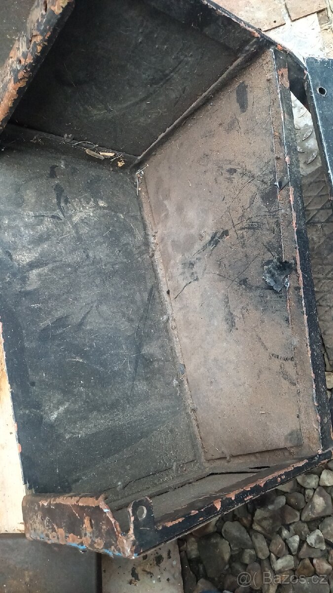 Zetor6711/6911-kastliky nářadí a baterky - 3