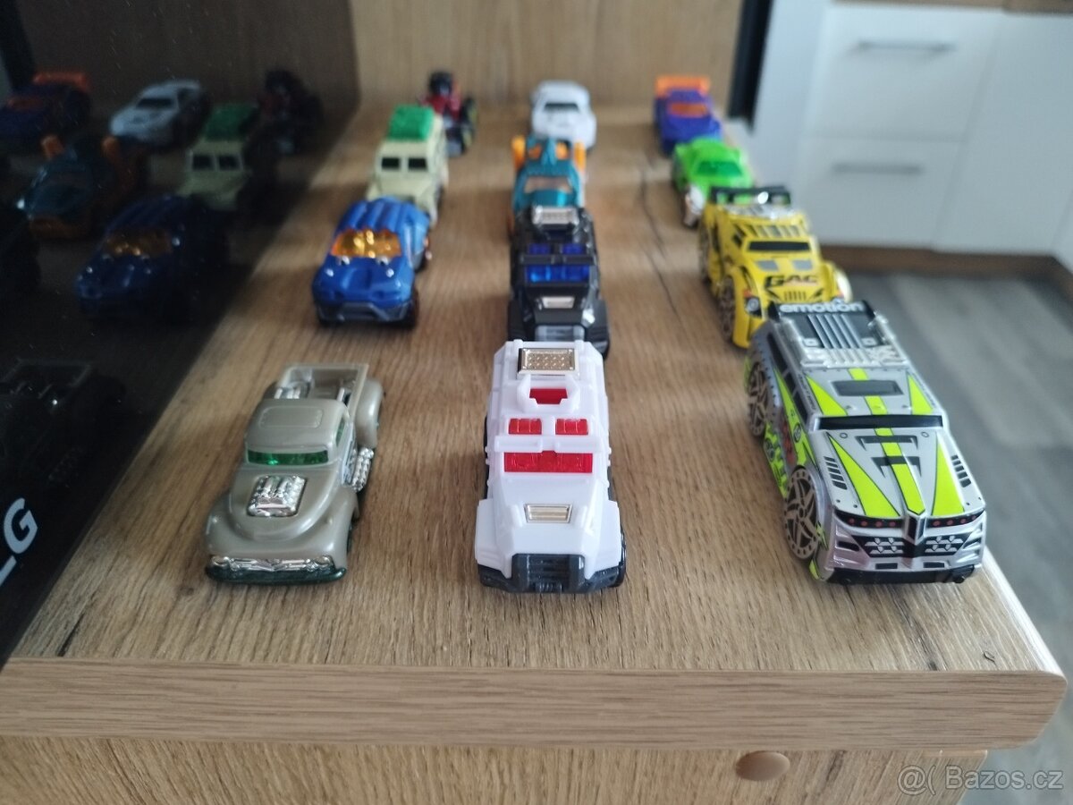 Autíčka Metal Machines+Matchbox - 3