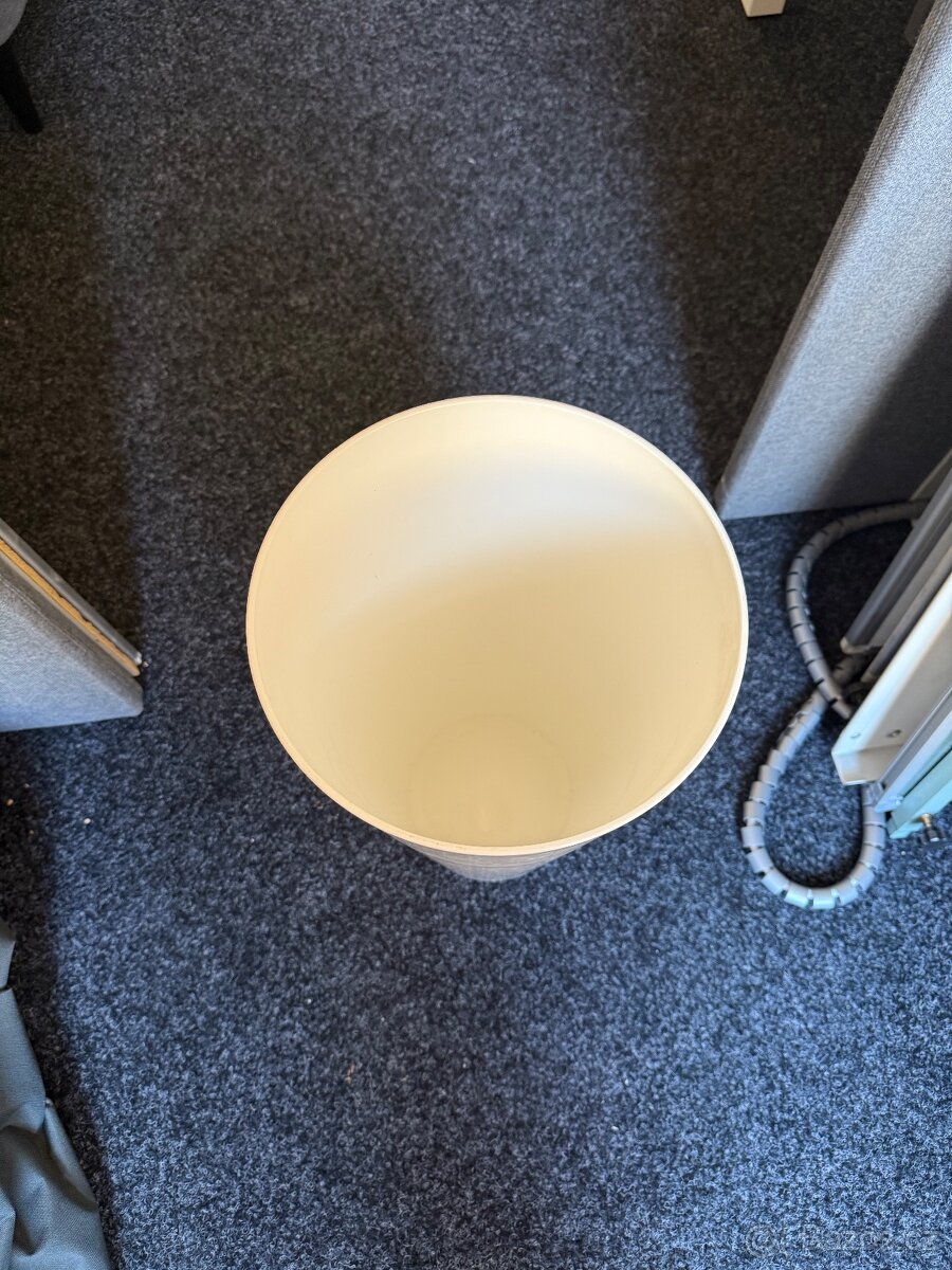 Vysoký bílý květináč - 3