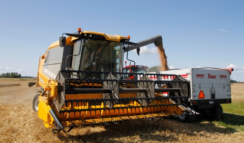 SKLÍZECÍ MLÁTIČKA SAMPO ROSENLEW V8, ŽACÍ LIŠTA 4,5 M - 3