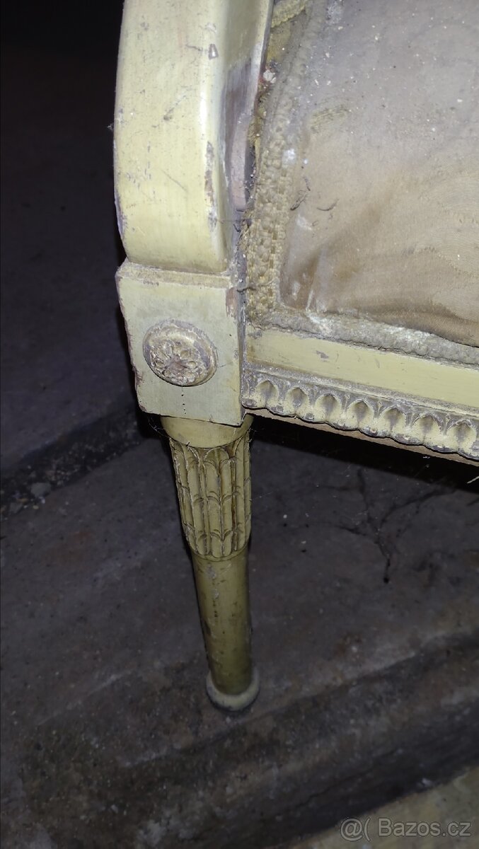 Starožitné sofa před renovací a noční stolek - 3