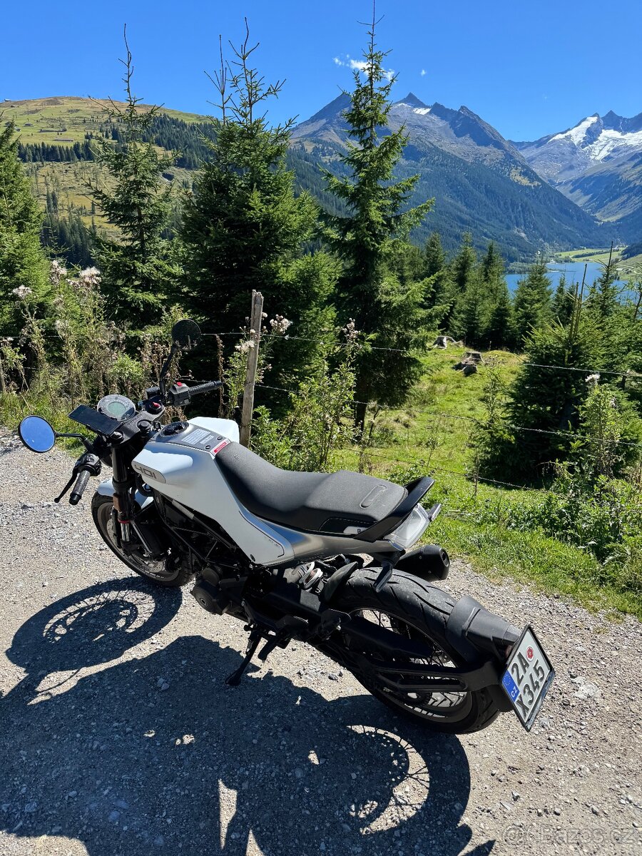 husqvarna vitpilen 401 , najeto 3200 km, zaruka - 3