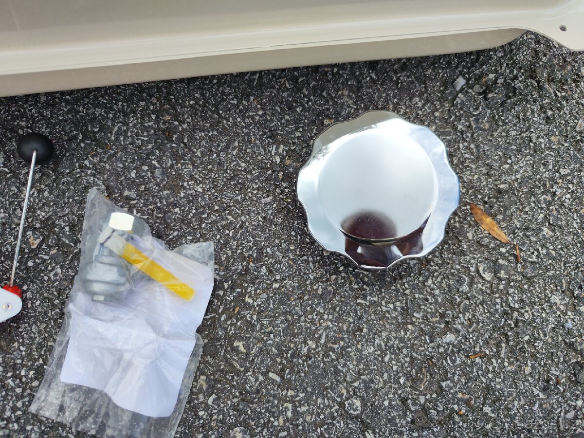 Prodám novou nádrž HONDA 17500-GX1-18L - 3