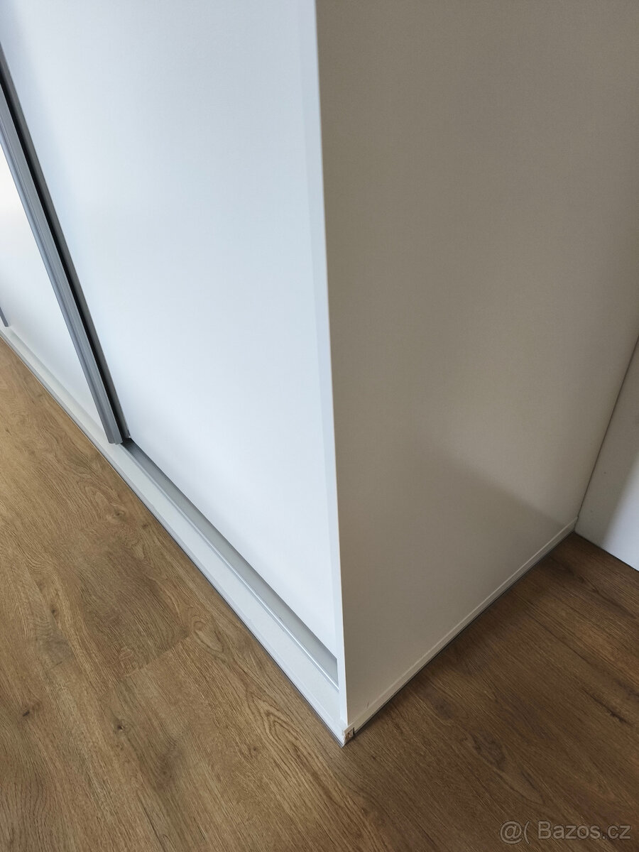 Prodám šatní skříň 250 cm - bílá - 3