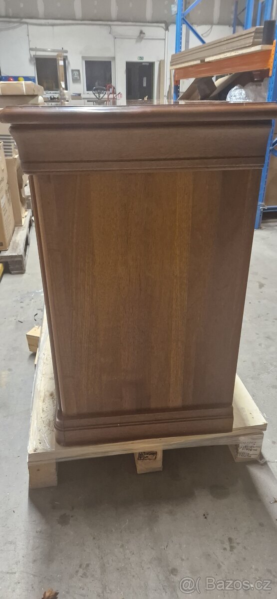 Masivní komoda a dva noční stolky - 3