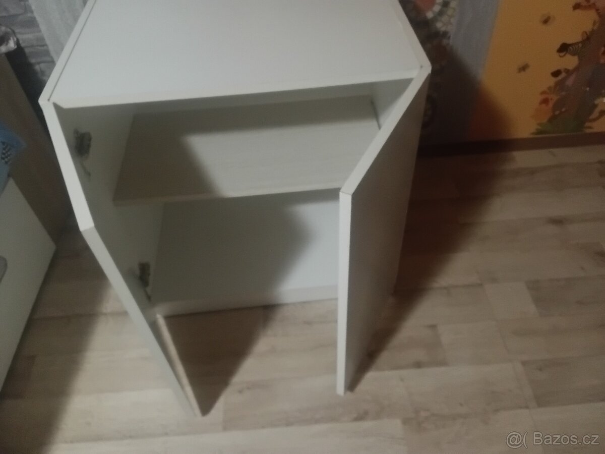 BÍLÁ KOMODA - 3