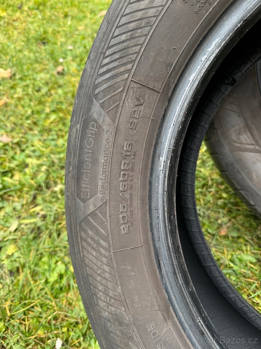 GoodYear EfficientGrip Performance 2 205/60 R16 92V DOT 0521 - 3