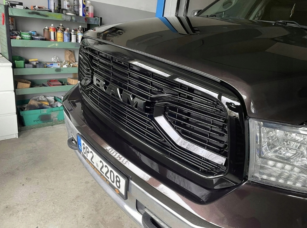 DODGE RAM 1500 2013-2018 ČERNÁ LESKLÁ MASKA + EMBLÉM NOVÁ - 3