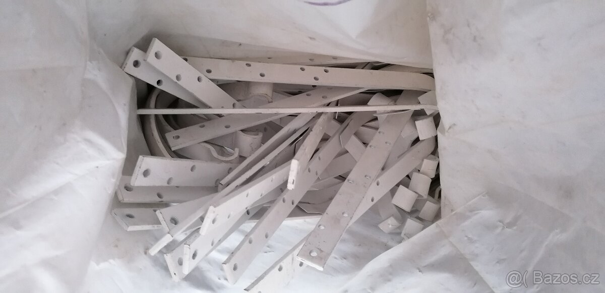 Hák okapový lakovaný bílý, nový. Celkem 38 kusů - 3