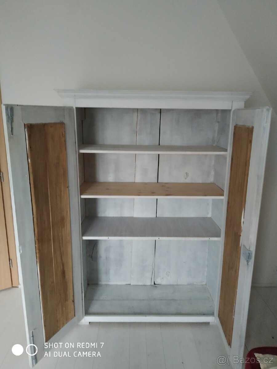 Stará skříň na chalupu , masív. - 3