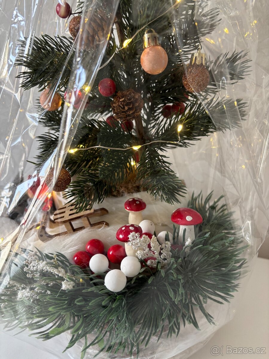 Zimní svítící koš plný různých dekorací - 3