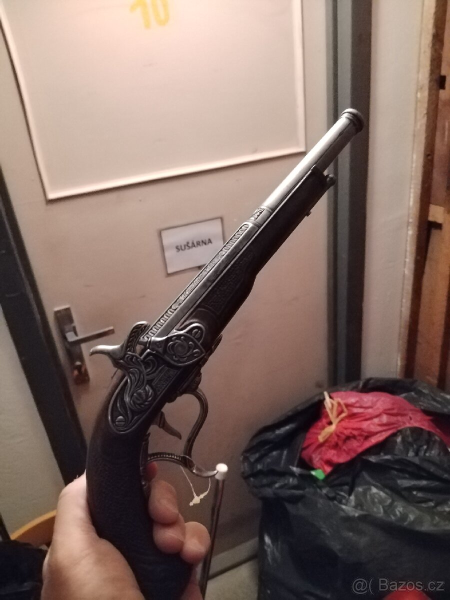 Krásná historická dekorace pistol - 3
