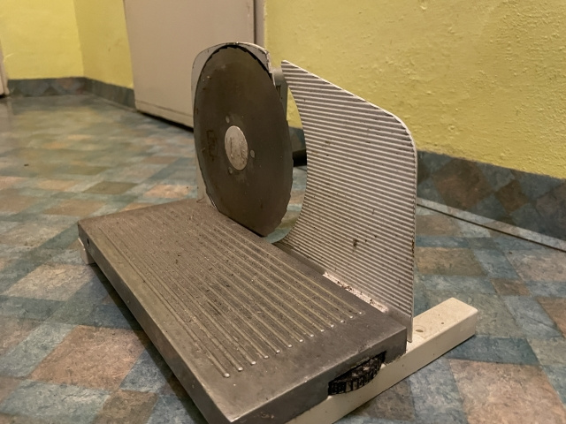 Kráječ na potraviny, ruční ovládání. Plně funkční. - 3