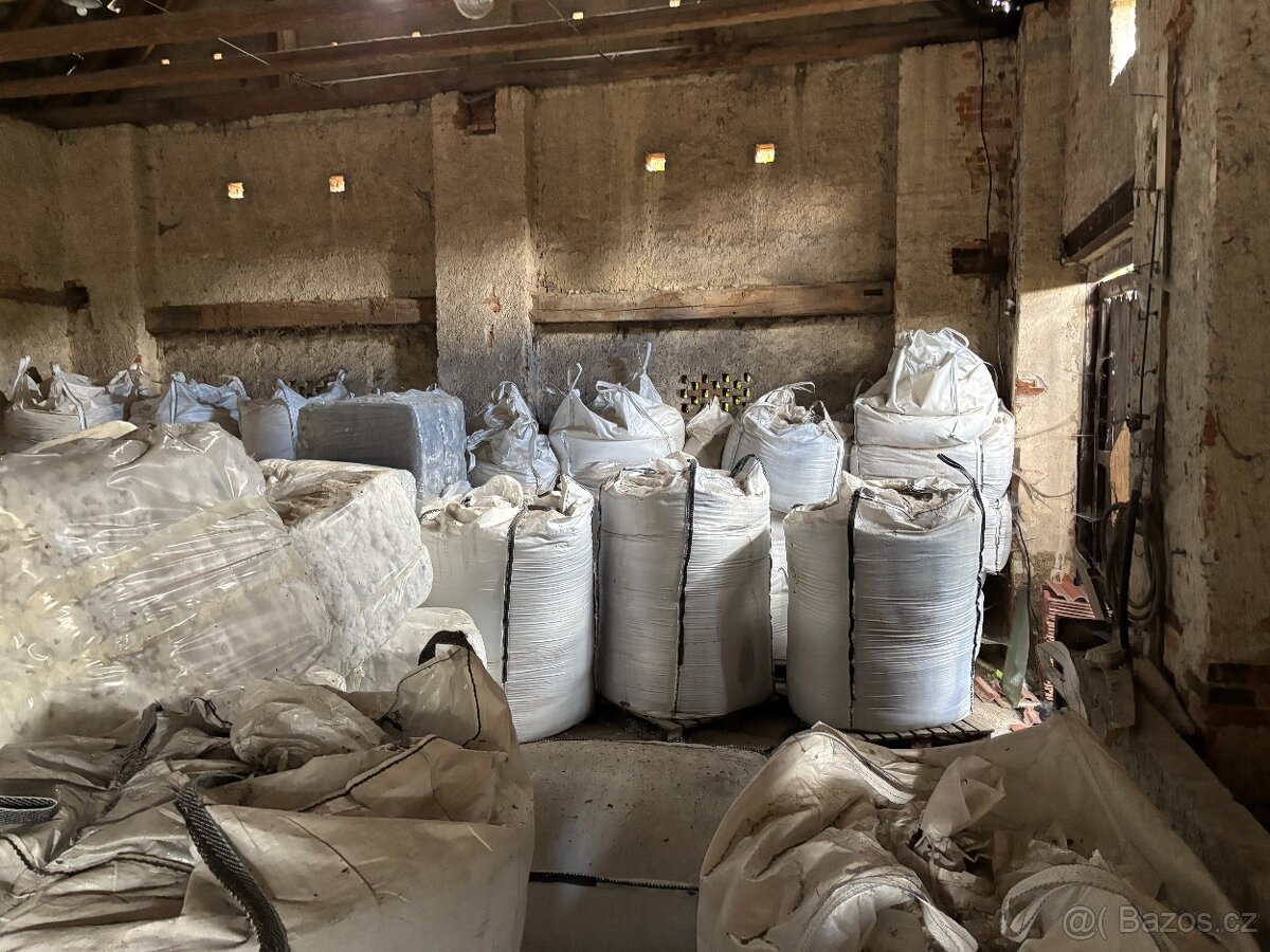 Vyklizeni objektu - skelna vata, plastova drt, vapenec - 3