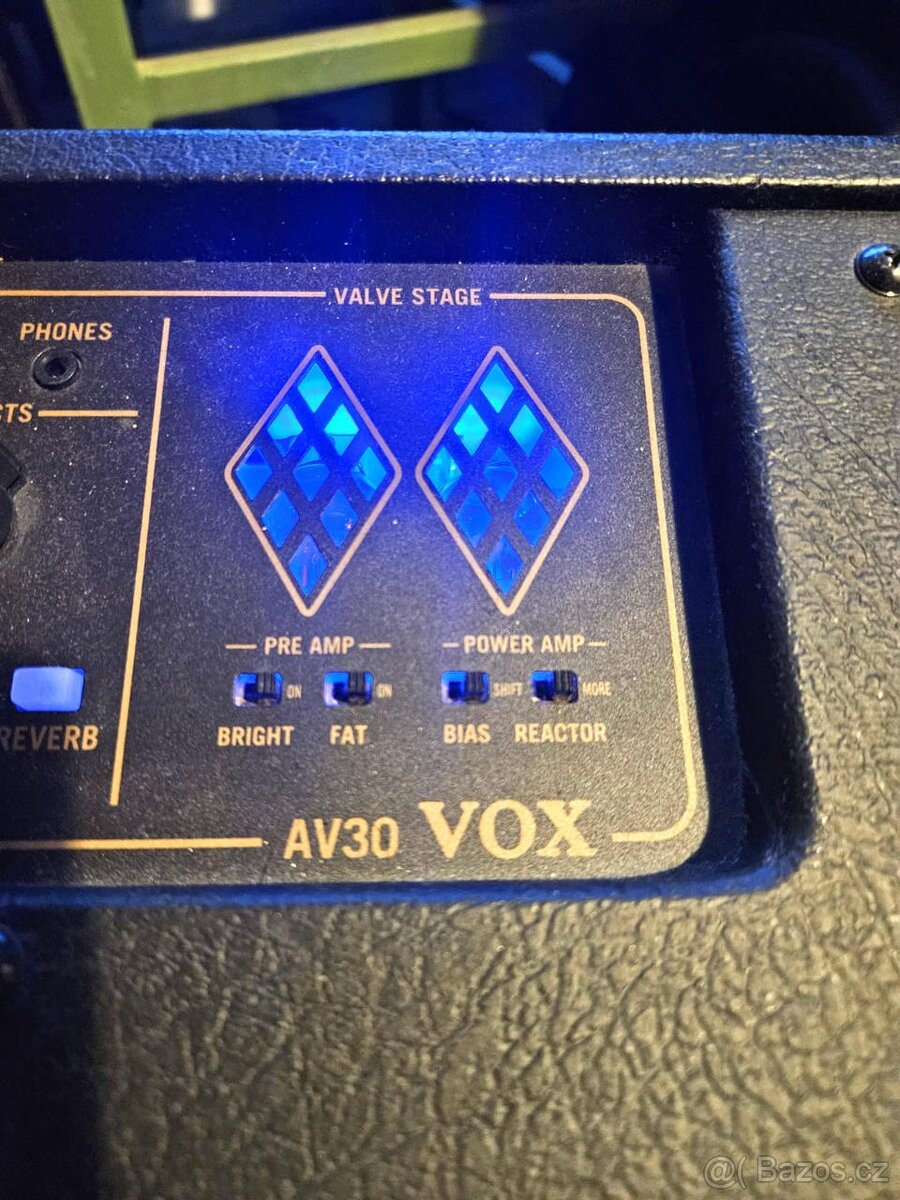 VOX AV30 (polo-lampové kombo 2x12AX7) - 3
