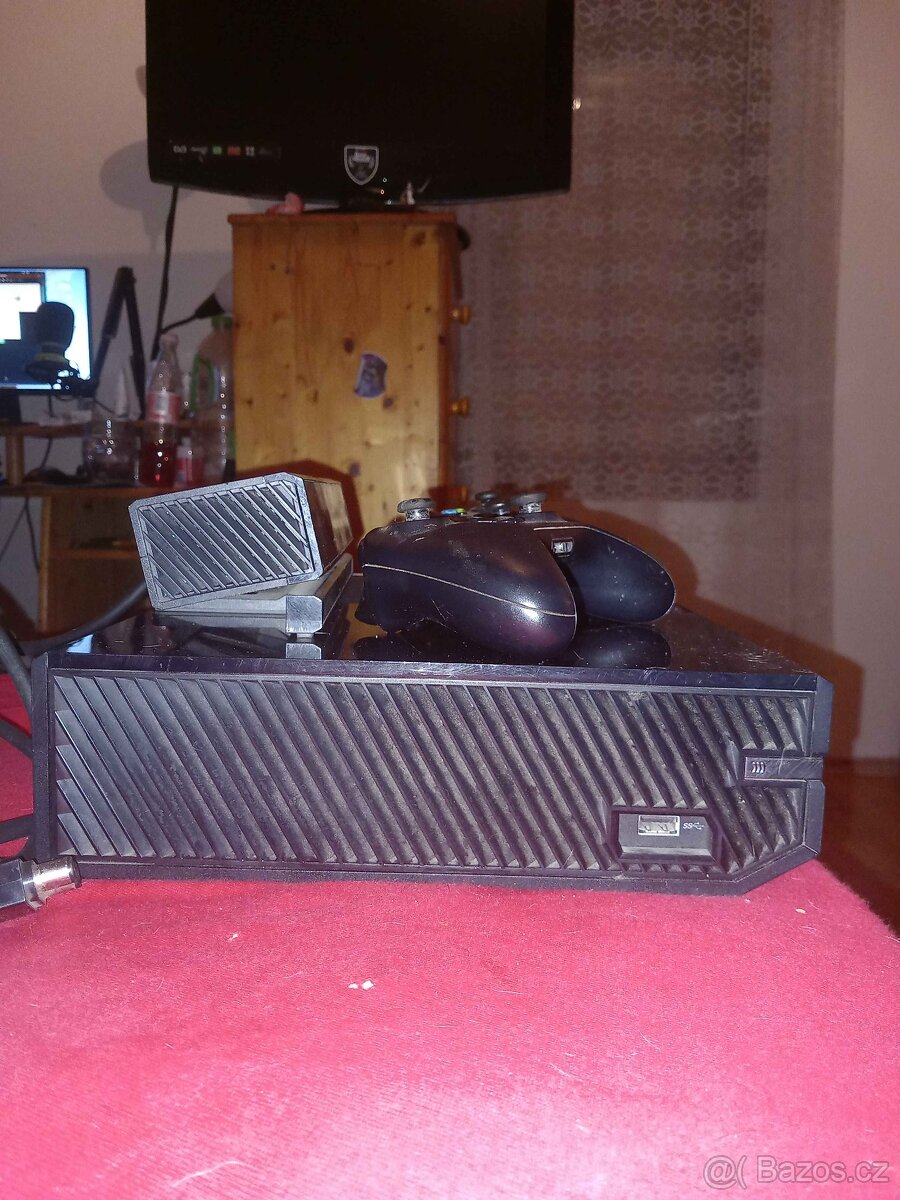 Prodám Xbox One bundle konzole + 2 ovladače + 10 her + Kinec - 3