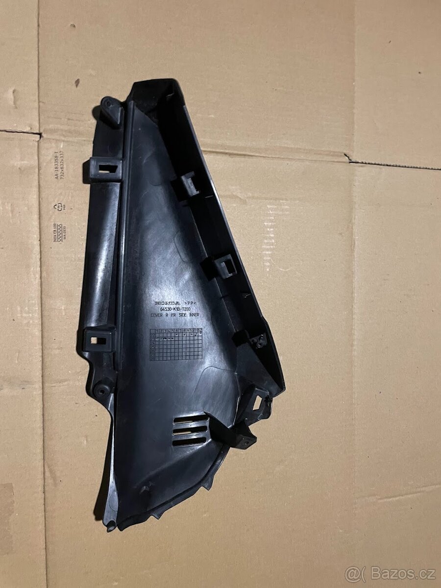 Pravý vnitřní kryt na Honda Forza 125/350 - 3