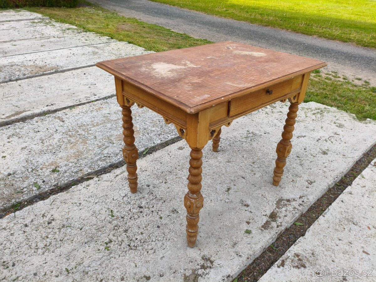 Starožitný vyřezávaný jídelní stůl - 3