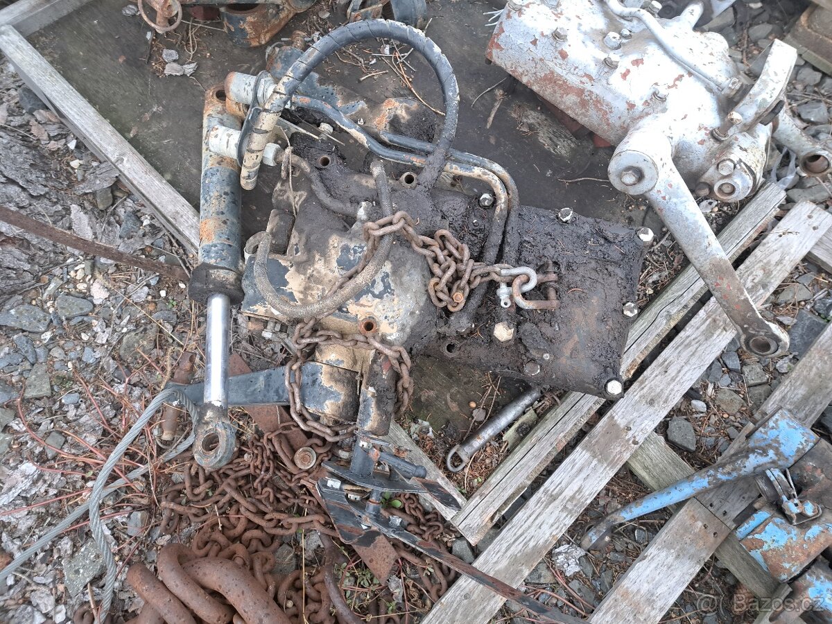 Víko hydrauliky zetor uřI - 3
