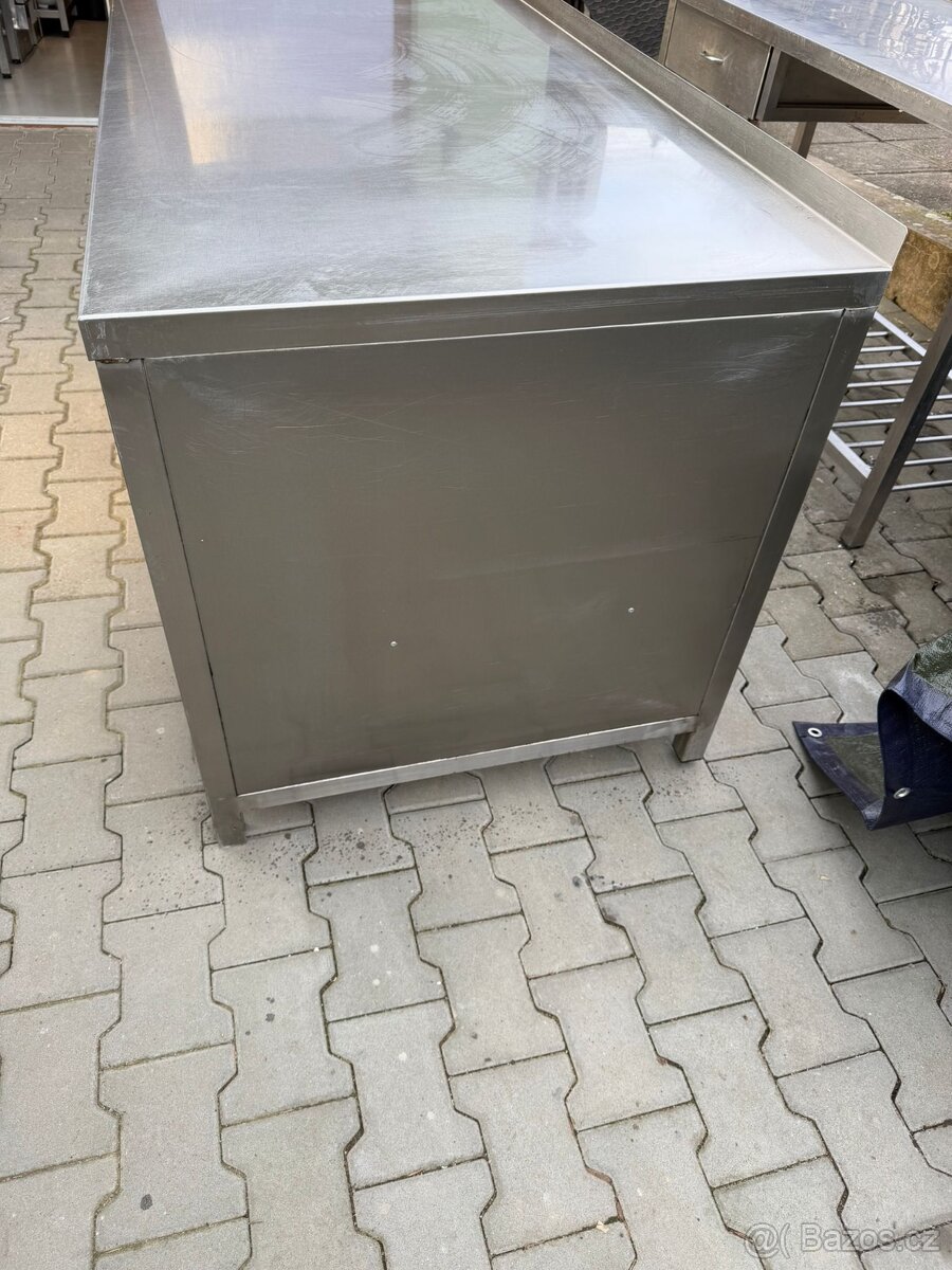 Nerezový velký stůl s policemi - 3