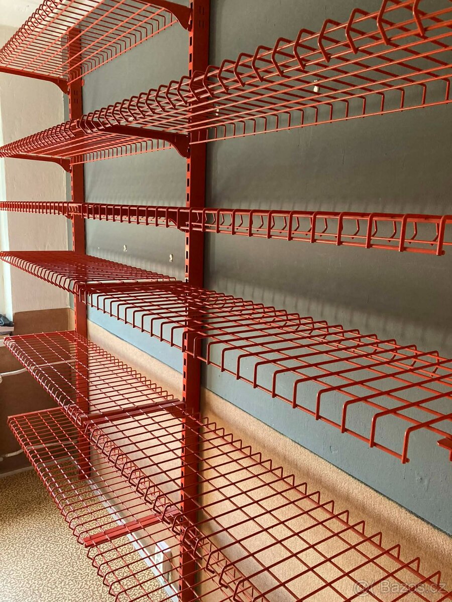 Kovový regál se síťovanými policemi - 3