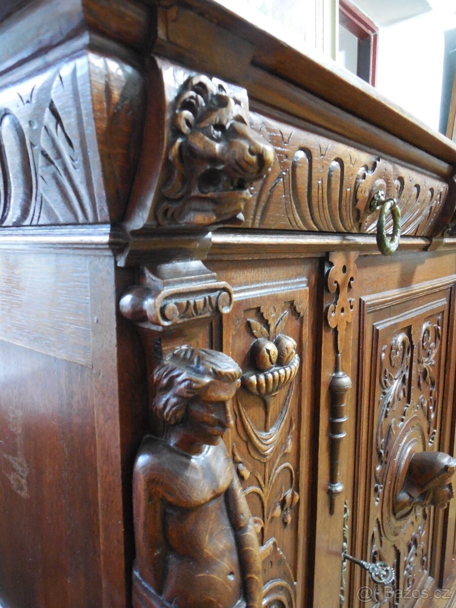 Vyřezávaná skříňka komoda - 3