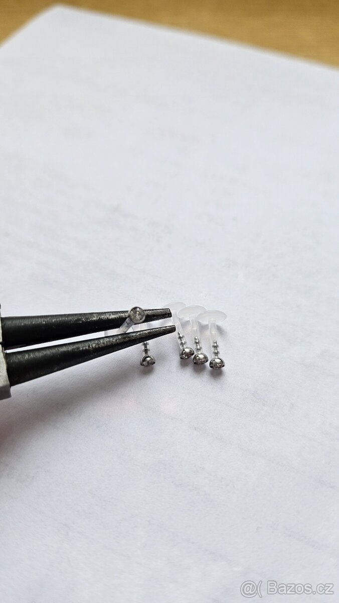 Piercing s bílým kamínkem - 3