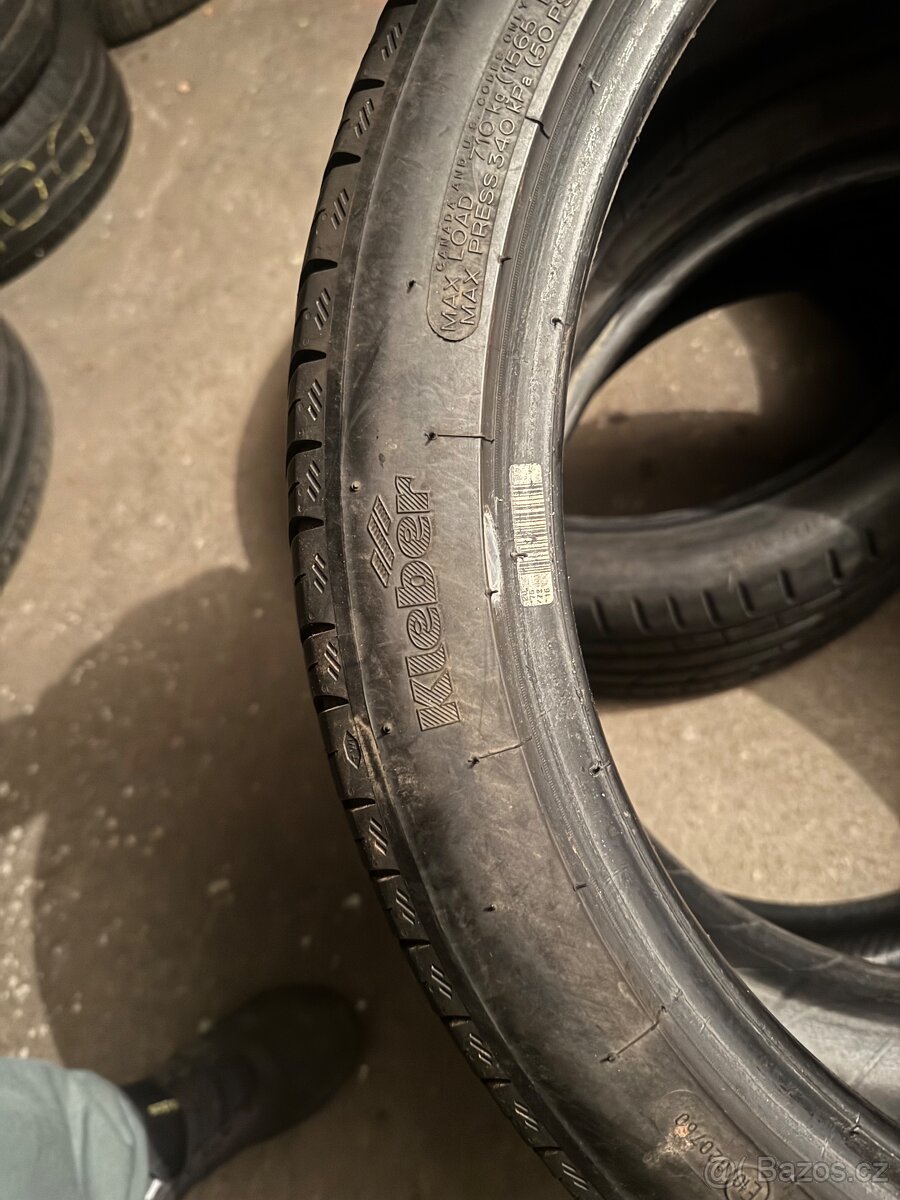 235/40R19 - 3