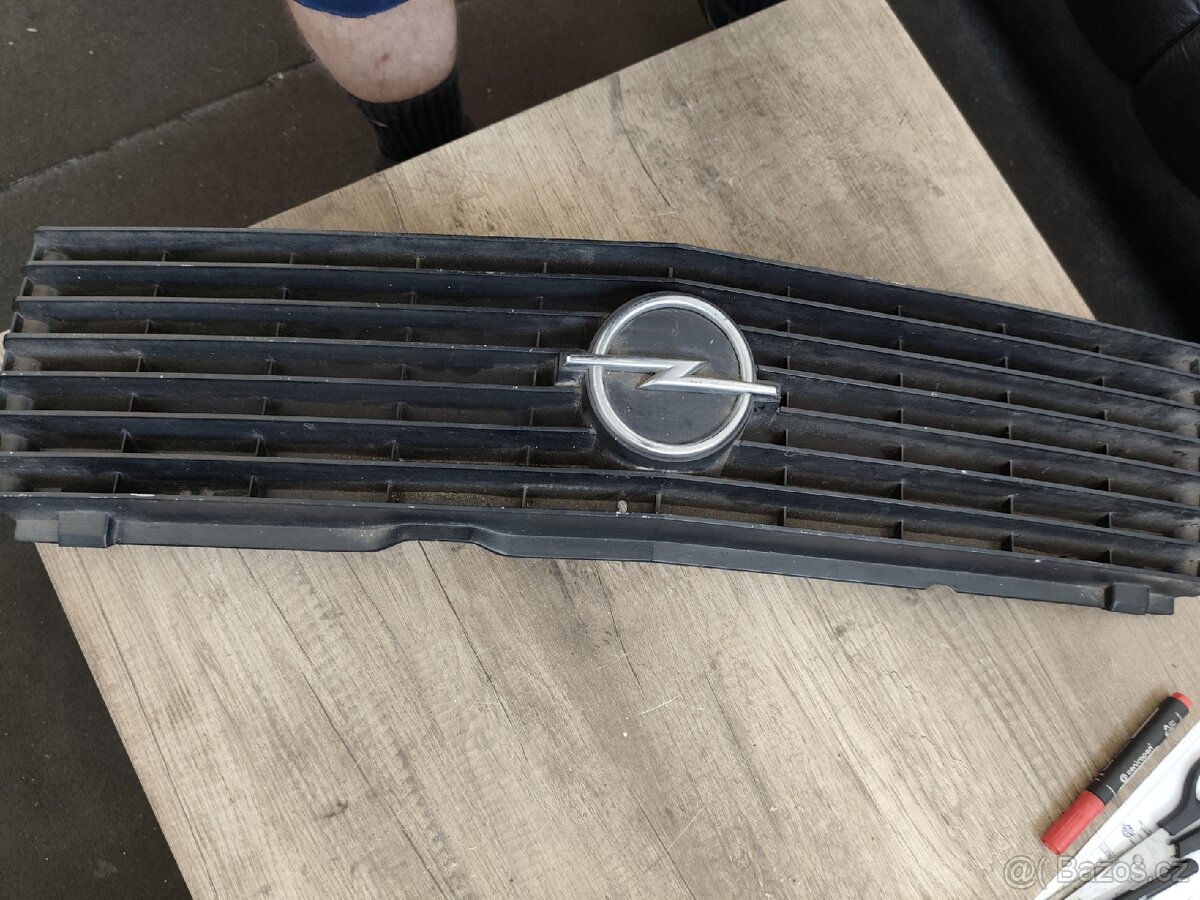 Maska, mřižka, gril na Opel Rekord E1, zánovní - 3
