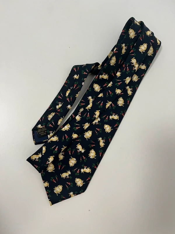 🥕🎩 Hodvábna Kravata so Vzorom Zajačikov a Mrkvy 🐰 - 3