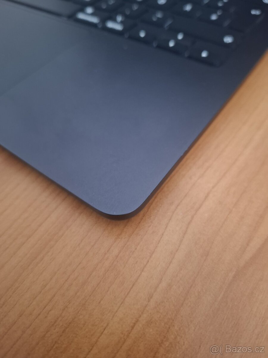 Macbook Air 13 palců M2 chip 8 GB RAM 256 SSD 230 cyklů - 3