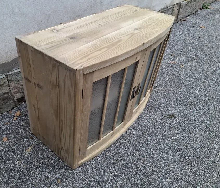 SKŘÍNKA NA ZEĎ PO RENOVACI - 3