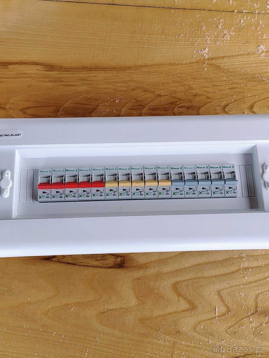 Jističová podomitkova skříň - 3