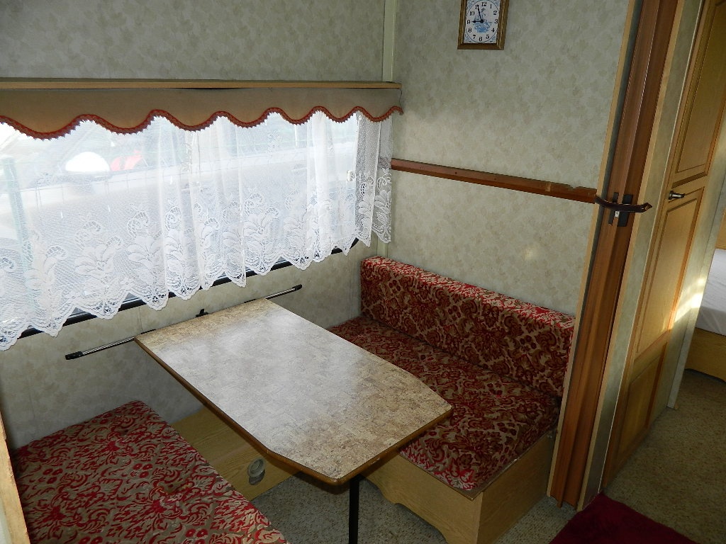 Velký dvouosý karavan Adria pro 7 osob - 3