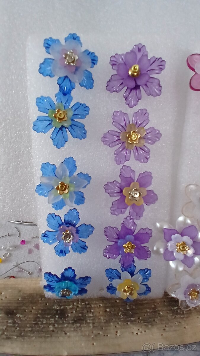 Plastové kytičky náušnice 2.5 cm - 3