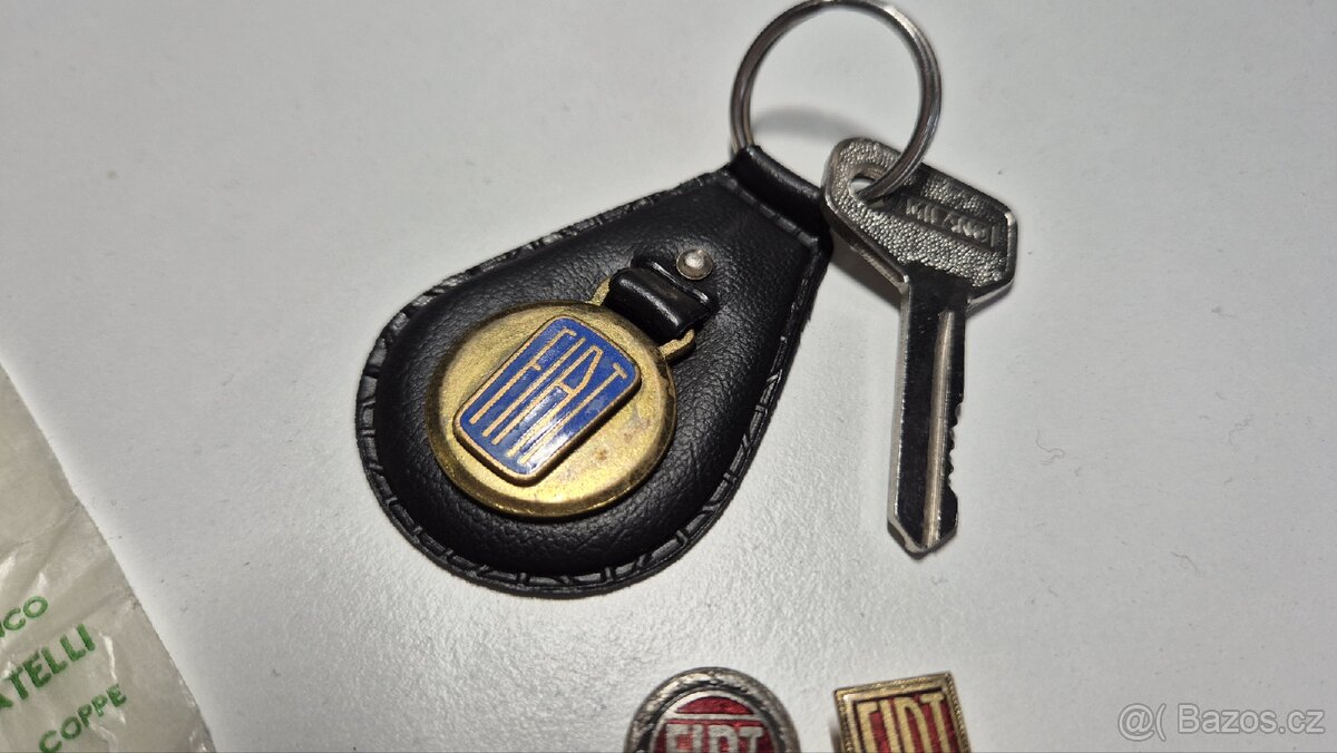 Original klíč Fiat 600 s klíčenkou a 2 odznaky - 3