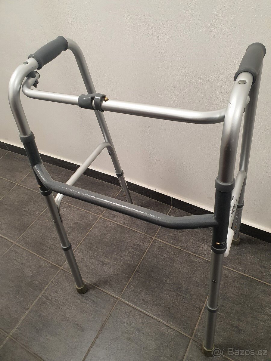 lehoučké hliníkové chodítko pro seniory - 3