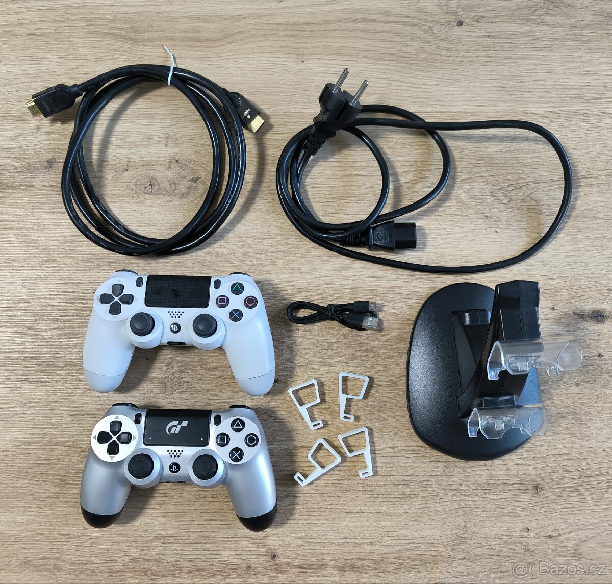 Prodám PS4 Pro 1TB Glacier White + 2x ovladač + hry - 3