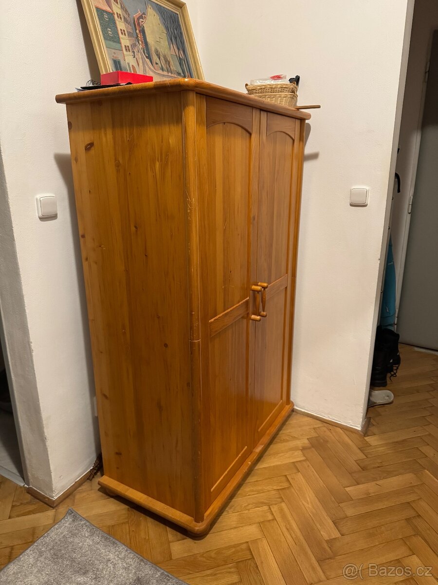 Kvalitní dřevěná skříň - 3
