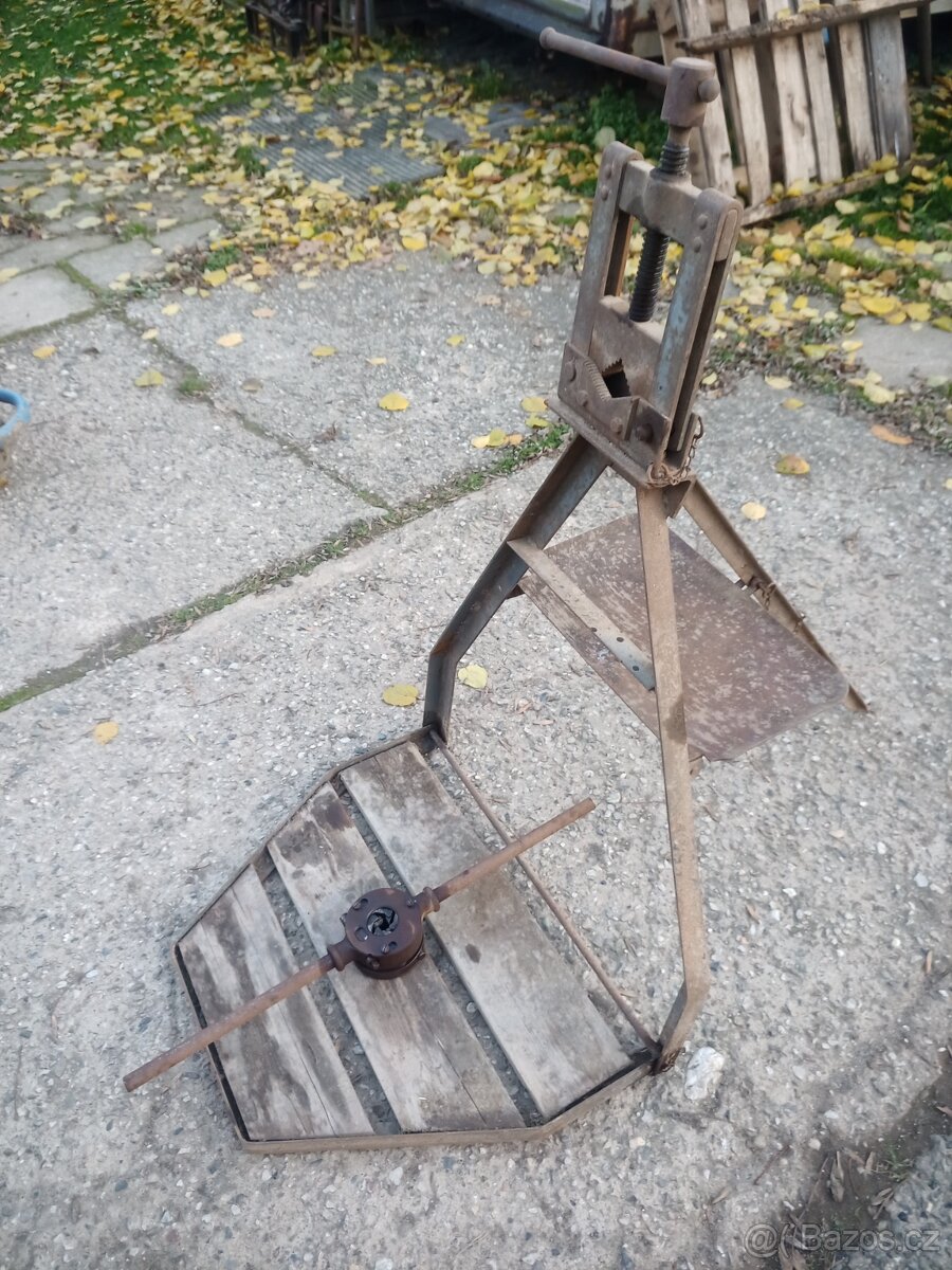 Svěrák Pionýr a závitník - 3