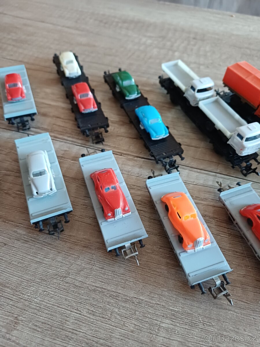 Plošinové vagony s nákladem aut. TT - 3