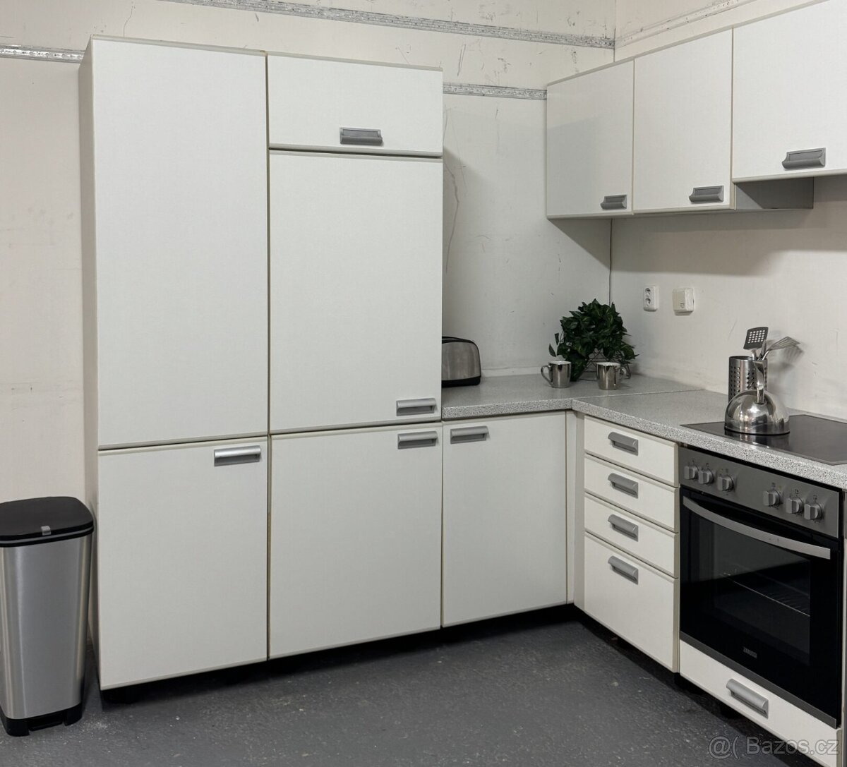 Světlá praktická kuchyně RADANA - 3